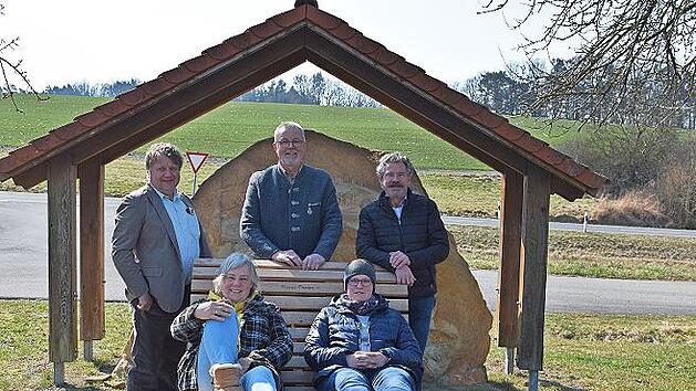 Bei der offiziellen &Uuml;bergabe, hinten von links: Klaus Knorr vom Windparkverein, Reiner F&ouml;lkl (Vorsitzender der Jagdgenossenschaft), Henning B&auml;r (Windparkverein); liegend auf der Bank: Birgit Jaye (Vorsitzende Gartenbauverein), Janine Tzschoppe (Jagdgenossenschaft)
