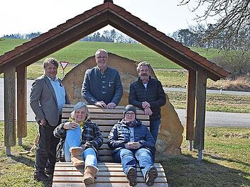 Bei der offiziellen Übergabe, hinten von links: Klaus Knorr vom Windparkverein, Reiner Fölkl (Vorsitzender der Jagdgenossenschaft), Henning Bär (Windparkverein); liegend auf der Bank: Birgit Jaye (Vorsitzende Gartenbauverein), Janine Tzschoppe (Jagdgenossenschaft)