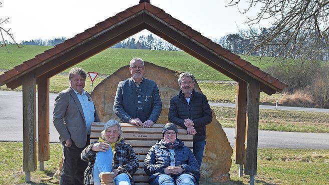 Bei der offiziellen Übergabe, hinten von links: Klaus Knorr vom Windparkverein, Reiner Fölkl (Vorsitzender der Jagdgenossenschaft), Henning Bär (Windparkverein); liegend auf der Bank: Birgit Jaye (Vorsitzende Gartenbauverein), Janine Tzschoppe (Jagdgenossenschaft)