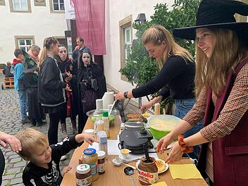 Nicole Taubmann (2.v.r.) und Larissa Kiesewetter (r.) sind die neuen Jugendbetreuerinnen in Münnerstadt. Bei einer Halloweenparty im Deutschordensschloss stellten sie sich der Öffentlichkeit vor. Foto: Thomas Malz