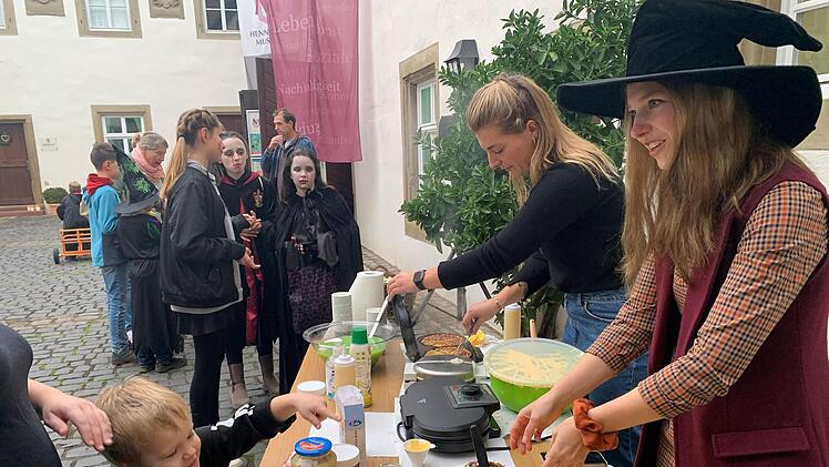 Nicole Taubmann (2.v.r.) und Larissa Kiesewetter (r.) sind die neuen Jugendbetreuerinnen in Münnerstadt. Bei einer Halloweenparty im Deutschordensschloss stellten sie sich der Öffentlichkeit vor. Foto: Thomas Malz