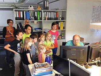 Peter Späth (rechts) zeigte den Kindern, wie bei Marcapo Werbemaßnahmen individualisiert und bestellt werden. Foto: privat