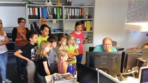Peter Späth (rechts) zeigte den Kindern, wie bei Marcapo Werbemaßnahmen individualisiert und bestellt werden. Foto: privat