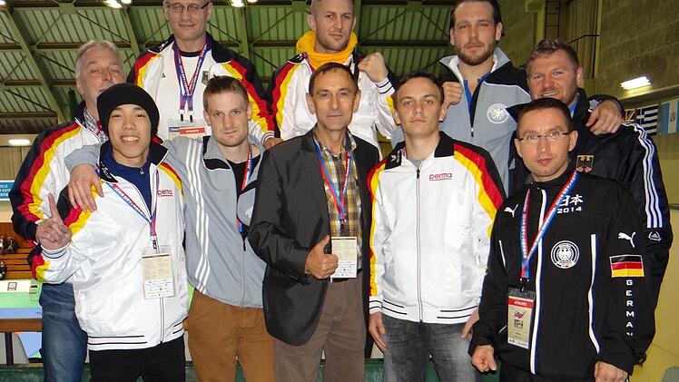 Das deutsche Sambo-Team mit (hinten, von links) Thomas Heinrich, Bundestrainer Albert Köpplin, Sergej Gabert, Helge Ian Molt und Björn Bachmann sowie (vorne, von links) Nam Hai Milan Vu, Philipp Graf, Präsident Josef Bart, Alexander Pesozkij und Christian Becker. Foto: privat