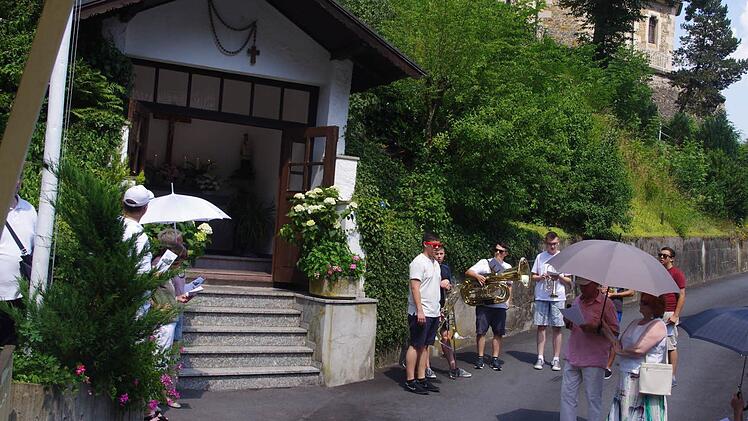 Herbert Eidloth (rechts) wusste viel Wissenswertes über die Fatimakapelle beim Anwesen Reuther zu erzählen.