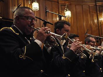 The Brighouse & Rastrick Brass Band aus West Yorkshire (England) hat einen erstklassigen und beeindruckenden Ruf als Konzertorchester. Mit ihren Interpretationen riss sie die Zuhörer bei einem Galakonzert von den Stühlen. Foto: Peter Klopf