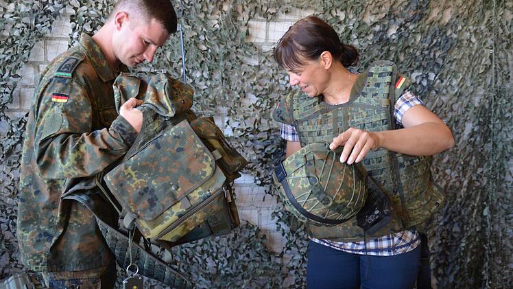 Hauptfeldwebel Viktor Nagel erklärt Anni Koch die Ausrüstungsgegenstände. Foto: Kathrin Kupka-Hahn