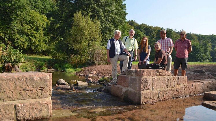 Das Bewässerungswehr wurde in den vergangenen Wochen nicht nur rekonstruiert. Um das Bauwerk herum wurde ein Mäander angelegt, um die Durchlässigkeit der Aschach zu gewährleisten. Zur offiziellen Freigabe haben sich Klaus Neisser (von links), Waldemar Bug, Susanne Bögner, Sebastian Metz Klaus Wehner und Alois Müller versammelt. Foto: Kathrin Kupka-Hahn