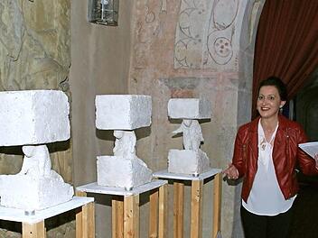 Der Kreuzweg "Angeblickt" von Michael Scholl ist bis Karfreitag, 14. April, in der Stadtpfarrkirche Eltmann zu sehen. Die Führung zur Vernissage gestaltete Gemeindereferentin Isabella Friedrich.  Foto: Sabine Weinbeer
