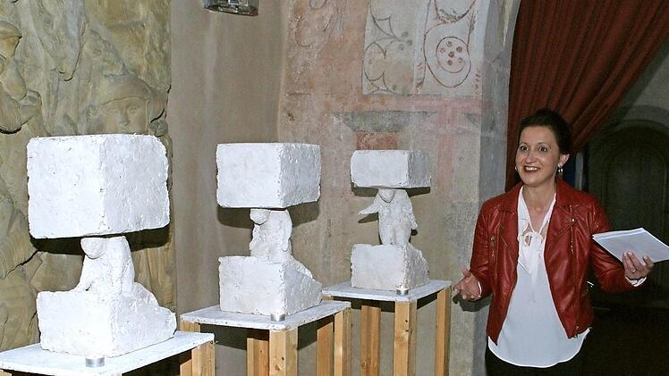 Der Kreuzweg "Angeblickt" von Michael Scholl ist bis Karfreitag, 14. April, in der Stadtpfarrkirche Eltmann zu sehen. Die Führung zur Vernissage gestaltete Gemeindereferentin Isabella Friedrich.  Foto: Sabine Weinbeer