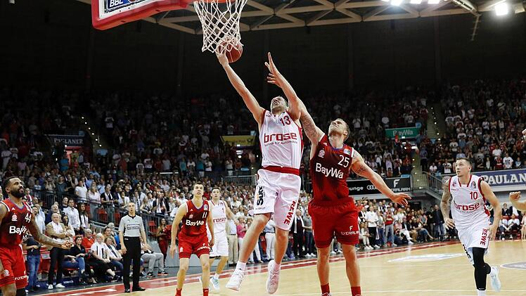 Janis Strelnieks erzielt die entscheidenden Punkte, Anton Gavel kommt zu spät. Fotos: Daniel Löb