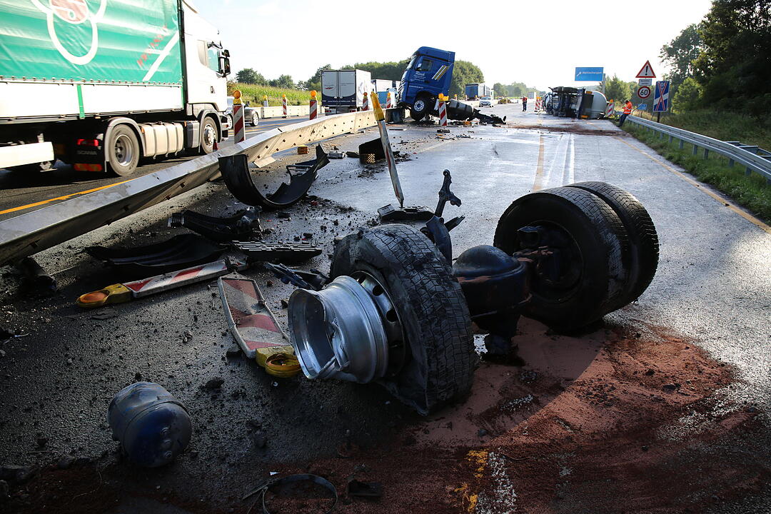 Unfall auf A9: Sattelzug prallt gegen Baustelle