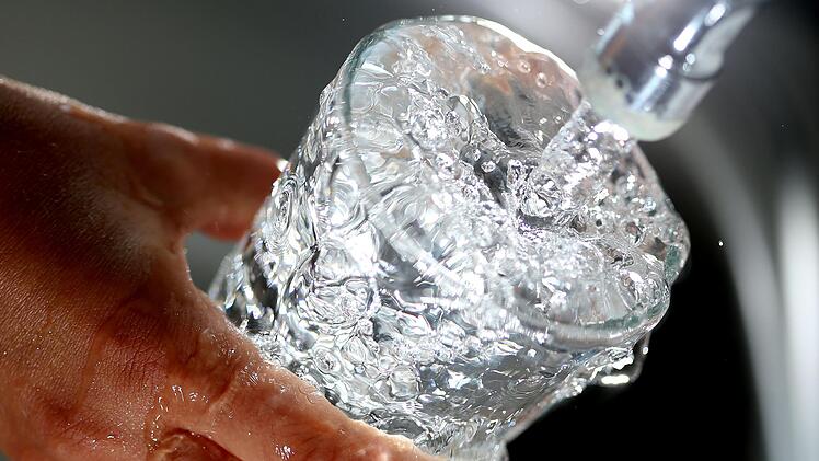 Bewohner des Raums Pegnitz m&uuml;ssen ihr Trinkwasser abkochen. Symbolbild: Oliver Berg/dpa