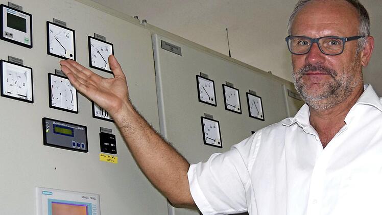 Stefan Schneidawind an der Schalttafel im Wasserkraftwerk Kirschbaummühle