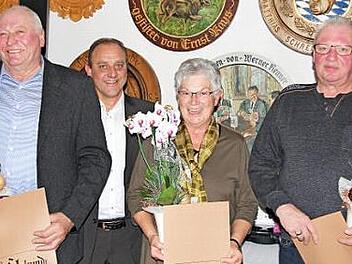 Die neuen Ehrenmitglieder v.l.: Reinhard B&ouml;hm, Heidi Knauer und Michael Lodes mit Vorsitzendem Bj&ouml;rn Ambos (hinten). Ehrungen f&uuml;r 25 bis 50 Jahre gingen an: v.l.: G&uuml;nter Martin, Vorsitzender Bj&ouml;rn Ambos, Hein Rychtar, Rudi Rei&szlig;enweber, Annemarie Herzog, Michael Lodes, Heidi Knauer, stellvertretender Kreisvorsitzender Reiner Br&uuml;ckner, Hans Gruber, Klaus Kirchner; sitzend: Grete Schindler Fotos: Alexandra Kemnitzer