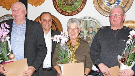 Die neuen Ehrenmitglieder v.l.: Reinhard B&ouml;hm, Heidi Knauer und Michael Lodes mit Vorsitzendem Bj&ouml;rn Ambos (hinten). Ehrungen f&uuml;r 25 bis 50 Jahre gingen an: v.l.: G&uuml;nter Martin, Vorsitzender Bj&ouml;rn Ambos, Hein Rychtar, Rudi Rei&szlig;enweber, Annemarie Herzog, Michael Lodes, Heidi Knauer, stellvertretender Kreisvorsitzender Reiner Br&uuml;ckner, Hans Gruber, Klaus Kirchner; sitzend: Grete Schindler Fotos: Alexandra Kemnitzer