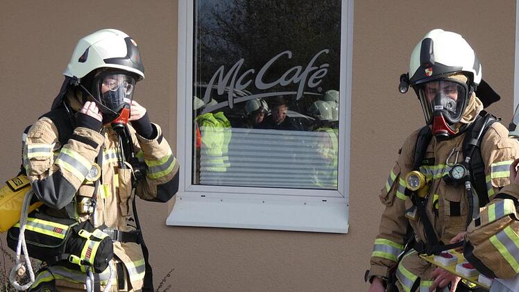 Unter Atemschutz erkundete ein Trupp der Feuerwehr das Geb&auml;ude und &uuml;berpr&uuml;fte es mit der W&auml;rmebildkamera auf Brandnester.