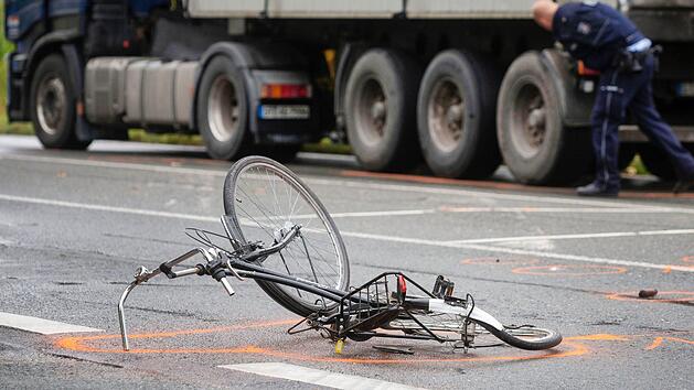 Ein Fahrradfahrer hat in Coburg eine Rentnerin angefahren und sie dabei leicht verletzt. Symbolbild: Arnulf Stoffel/dpa