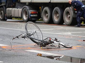 Ein Fahrradfahrer hat in Coburg eine Rentnerin angefahren und sie dabei leicht verletzt. Symbolbild: Arnulf Stoffel/dpa