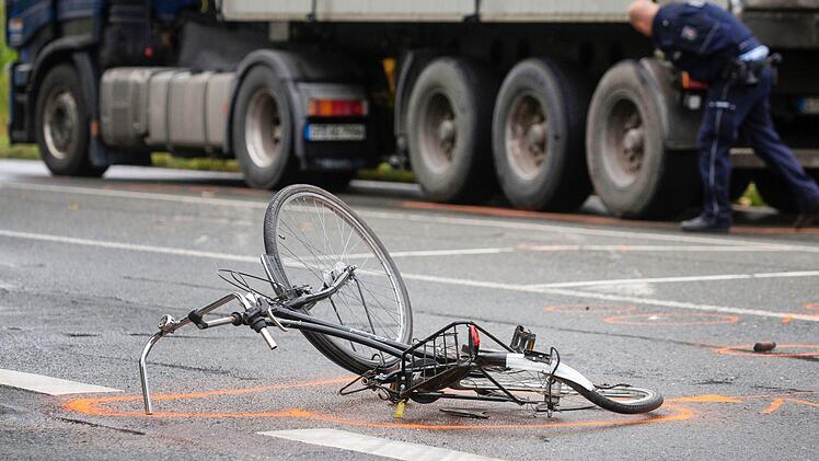 Ein Fahrradfahrer hat in Coburg eine Rentnerin angefahren und sie dabei leicht verletzt. Symbolbild: Arnulf Stoffel/dpa