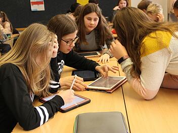 Gemeinsam erarbeiten sich Schüler der 6. Tabletklasse am Schönborn-Gymnasium einen Lerninhalt des Mathematikunterrichts und die Präsentation. Das Tablet ist dazu ein kreatives Hilfsmittel. Foto: Heike Beudert