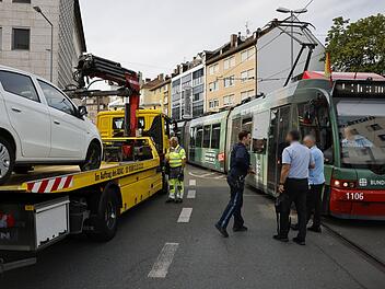 Auto kollidiert mit Stra&szlig;enbahn in N&uuml;rnberg