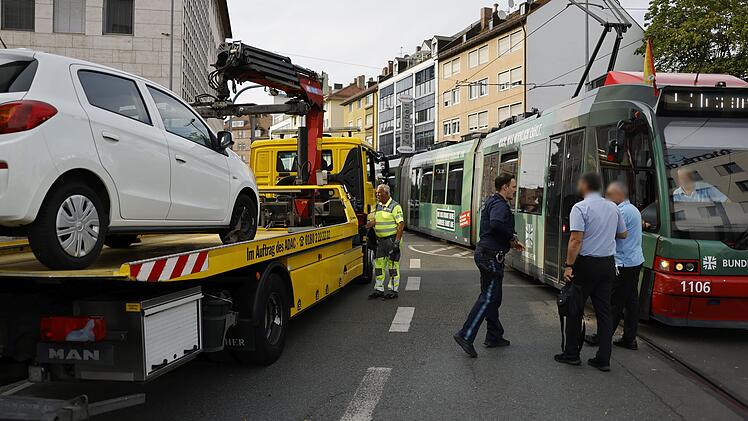 Auto kollidiert mit Stra&szlig;enbahn in N&uuml;rnberg