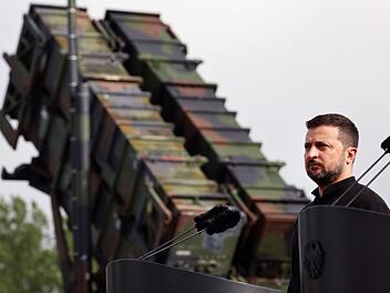 Wolodymyr Selenskyj vor einem Flugabwehrsystem Patriot