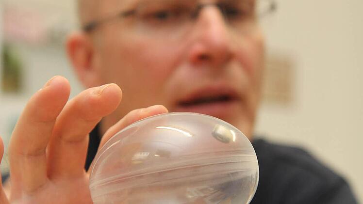 Chefarzt Bernhard Drummer zeigt, wie die Kapsel mit dem zusammengefalteten Ballon und der Schnur geschluckt wird (oben). Im Magen wird der Ballon aufgepumpt (unten links).  Fotos: Michael Gründel