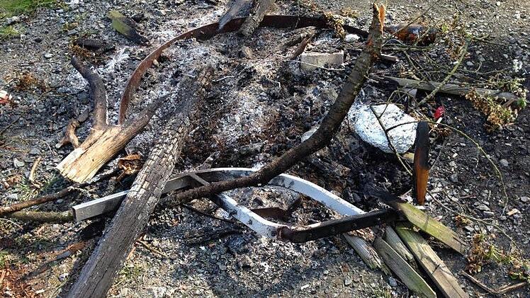Wüste Hinterlassenschaften auf der Feuerstelle. Foto: privat