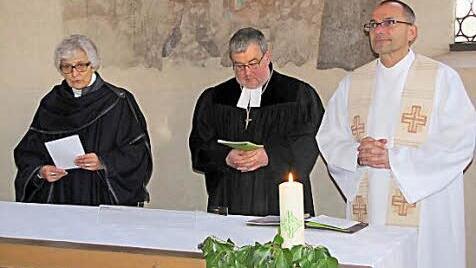 Diplom-Theologin Christl Grünberg (alt-katholisch), Dekan Roland Huth (römisch-katholisch) und Dekan Christoph Liebst (evangelisch-lutherisch) beim ökumenischen Gottesdienst  Foto: Martin Koch