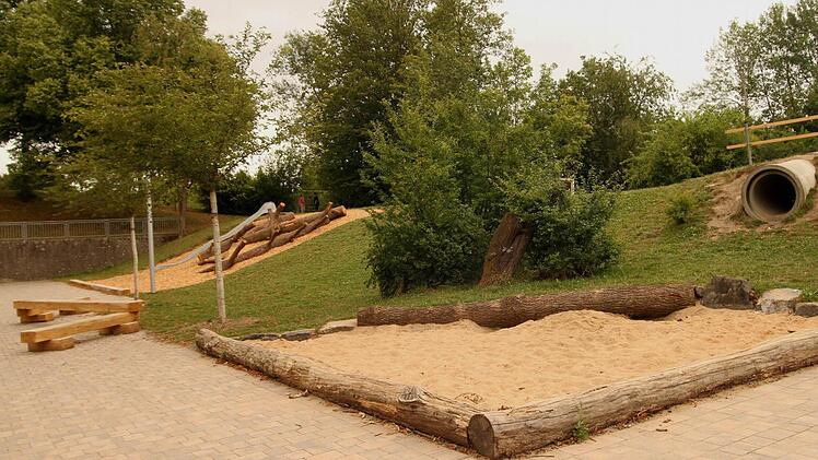 Die Außenanlagen der Grundschule wurden saniert und mit Rutsche, Kletterstämmen und Sitzbalken ausgestattet. Foto: Günther Geiling