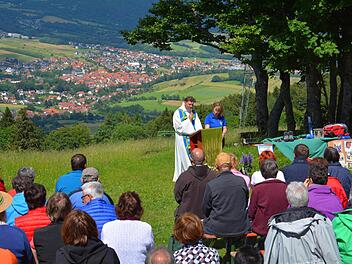 Dekan Andreas Krefft war sich bei der Bergmesse, zu der die Bergwacht Bischofsheim eingeladen hatte, ganz sicher: Als Erstes hat Gott die Rhön geschaffen. Foto: Hanns Friedrich