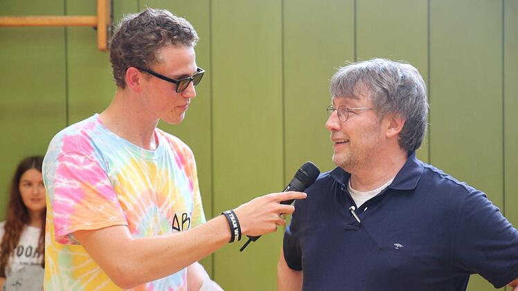 In den Pausen wurden Lehrer interviewt.  Foto: Andreas Schmitt