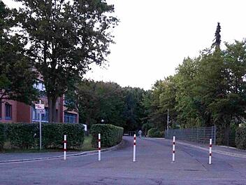 Die Straße zwischen den beiden Schulgebäuden ist durch Pfosten abgesperrt und soll es nach dem Wunsch der Schule auch bleiben. Sänger
