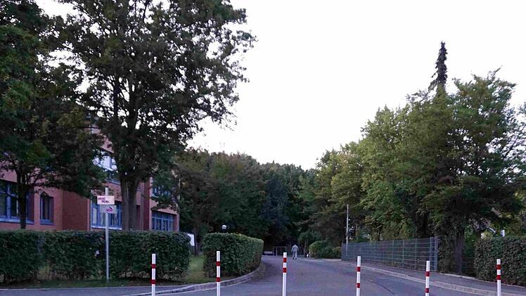 Die Straße zwischen den beiden Schulgebäuden ist durch Pfosten abgesperrt und soll es nach dem Wunsch der Schule auch bleiben. Sänger