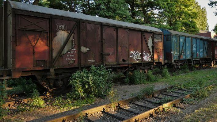 Eine 15-Jährige berührt eine Hochspannungsleitung und es kommt zum Stromschlag. Der Vorfall ereignete sich in der Nähe eines Bahnhofs.   Symbolbild: pixabay.com/Tetzemann