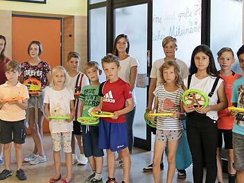 Sie liefen beim Schulfest so oft sie konnten um das Schulgebäude und sammelten damit mehr als 5000 Euro für einen neuen Soccer-Court auf dem Schulhof. Links Schulleiter Michael Pfitzner, rechts Schulverbandsvorsitzender Roland Wolfrum Fotos: Klaus Klaschka