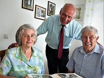 Unser Bild zeigt das Jubelpaar (vorne) mit Bürgermeister Hermann Anselstetter.  Foto: Werner Reißaus