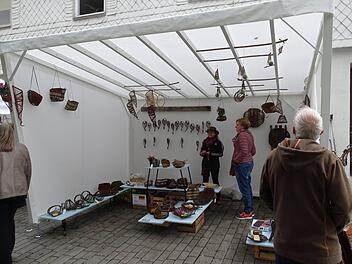 Nach dem Vorbild dieses Musterstandes möchte die Stadt 2019 alle Korbmarkt-Stände im Bereich Stadtpfarrkirche gestalten.  Foto: Manfred Rauh