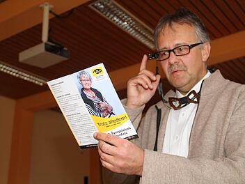 Thomas Junge, Low Vision Optiker, stellte die Computerbrille Orcam vor, die Blinden und Sehbehinderten bei der Bewältigung des Alltags hilft.  Foto: Gerda Völk