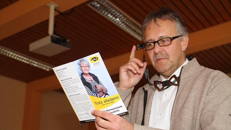 Thomas Junge, Low Vision Optiker, stellte die Computerbrille Orcam vor, die Blinden und Sehbehinderten bei der Bewältigung des Alltags hilft.  Foto: Gerda Völk