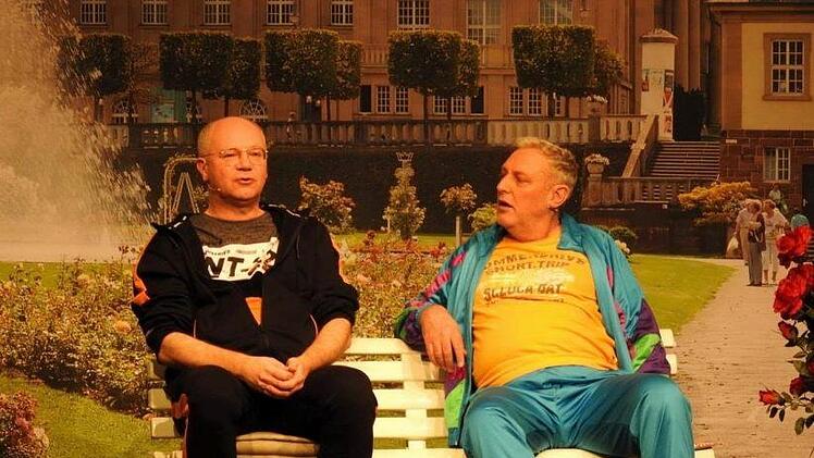 Martin Rassau (links) und Bernhard Ottinger philosophieren vor der Kulisse des Rosengartens über ihre Kurprobleme.  Friedrich Bölian