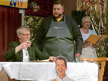 Im vergangenen Jahr bestellte Fußballstar Franck Ribéry (Alfred Wruck, links) im Wirsberger Posthotel beim Chefkoch (Nicolas Peter) ein Menü. Die Bedienung (Inge Peter) hielt sich im Hintergrund. Heuer wird Nicolas Peter in nicht weniger als neun verschiedene Rollen schlüpfen. Foto: Archiv/Dieter Hübner