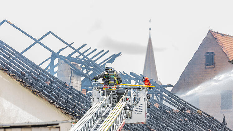 Stallung im Ortskern geht in Flammen auf