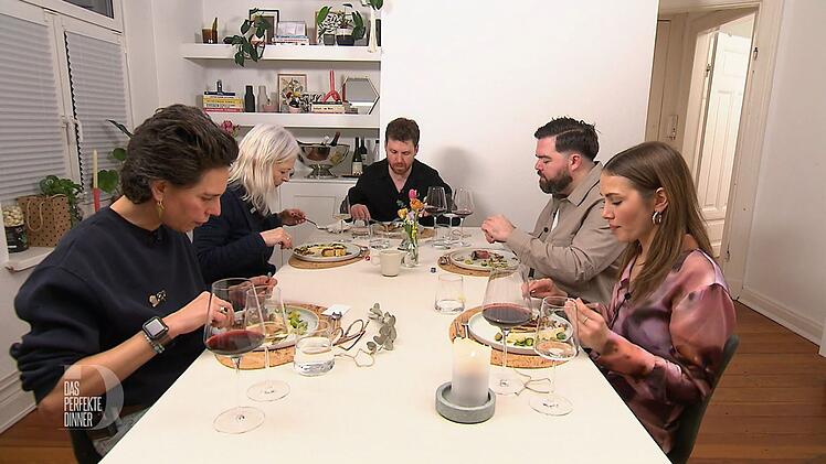 Zum Finale in Hamburg trifft sich die "Dinner"-Truppe bei Matthi in Winterhude.