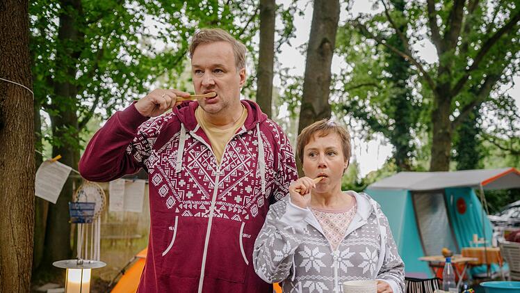 Nicht ohne meine Familie! Weil Gundula und Gerald versehentlich Hadis (Stephan Grossmann) Romanmanuskript mitgenommen haben, reisen er und seine Frau Rose (Eva L&ouml;bau) den beiden nach. Aber m&uuml;ssen sie sich deswegen gleich auf dem Campingplatz h&auml;uslich einrichten?