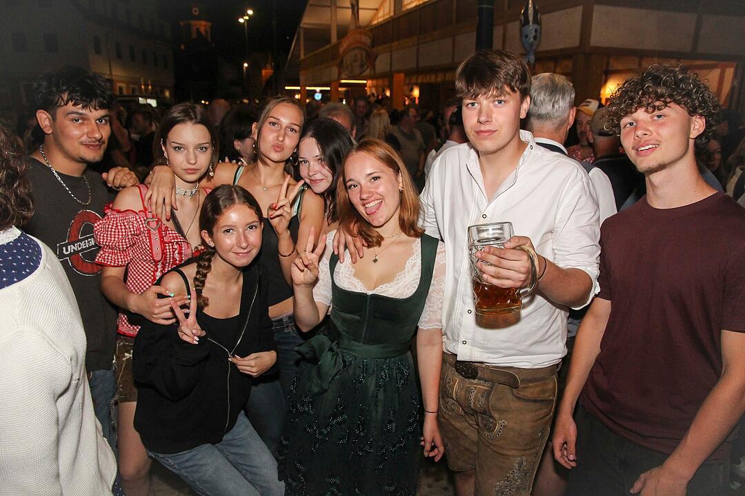 Tanzen, Feiern, Mitsingen &ndash; bayerische Partystimmung bis Mitternacht.