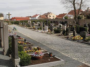 Der Schein des vorbildlich neu angelegten Friedhofes in Stadtschwarzach trügt, in einigen Erdgräbern ist die vorgeschriebene Verwesung nicht mehr gewährleistet. Foto: G.Bauer