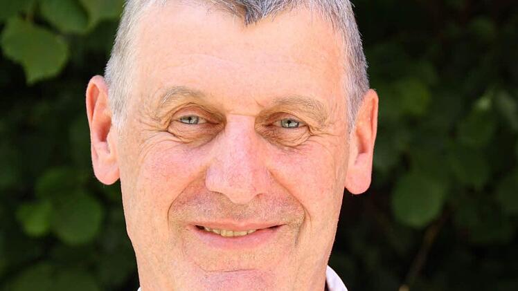 "Der Neubau ist ein Glücksfall für Bad Brückenau und stärkt unsere Stellung als Mittelzentrum", sagt der PWG-Stadt- und -Kreisrat Jürgen Pfister. In den Stiftungsrat der Carl-von-Heß´schen Sozialstiftung wurde er zwar erst im Mai neu berufen, die Planung der Wohnanlage habe er aber bereits als Fraktionssprecher intensiv begleitet. "Die Inklusion ist eine gute Idee", freut er sich auf das Zusammenleben von Senioren und Behinderten. Bereits jetzt solle zudem über die Nutzung des bisherigen Haus...